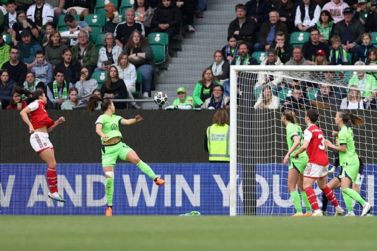 Wolfsburgo pierde ventaja de 2 goles y empata ante el Arsenal en la UEFA Womens Champions League
