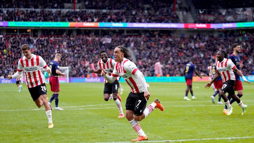 PSV golea al Ajax y lo aleja de Champions League; el juego se vio interrumpido por problemas en las gradas