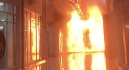 VIDEO: Compradores se quedan atrapados en una plaza comercial en Indonesia durante un incendio