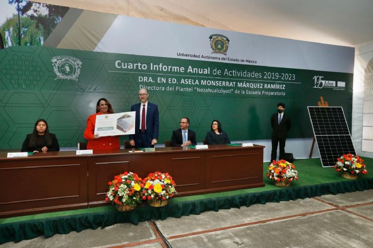 Entrega de paneles en la UAEMex