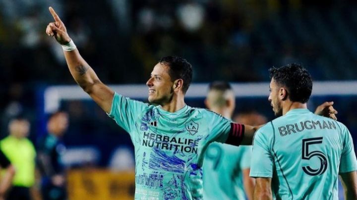 Aconseja 'Chicharito' a Santiago Giménez luego de haber roto su récord en el futbol de Europa