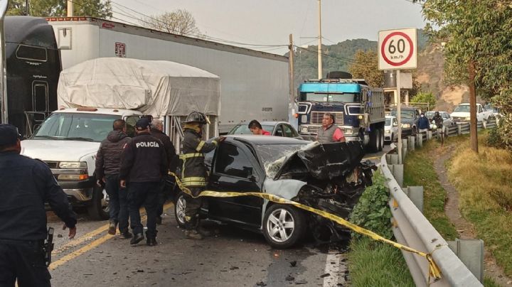 Imágenes fuerte: Tras accidente mortal y horas sin servicio, abren la carretera México-Toluca