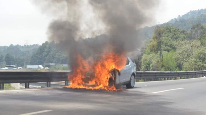 Incendio de camioneta colapsa la circulación en la carretera México-Toluca con dirección a la CDMX