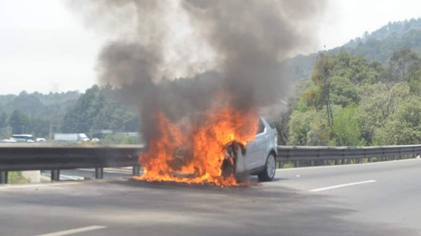 Incendio de camioneta colapsa la circulación en la carretera México-Toluca con dirección a la CDMX