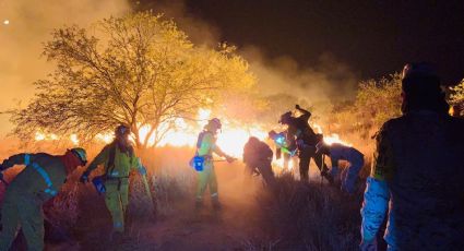 Arduo trabajo en Sonora: Cuerpos de emergencia combaten un incendio en Crabó de más de 2 mil ha