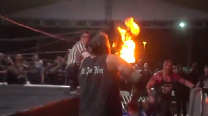(FUERTE VIDEO) No lo pensó bien: Luchador usa fuego para un espectáculo y termina con quemaduras
