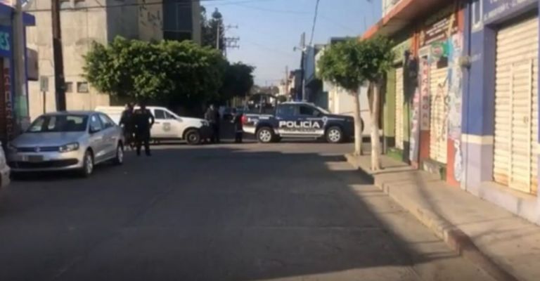 Autoridades llegan al sitio del crimen