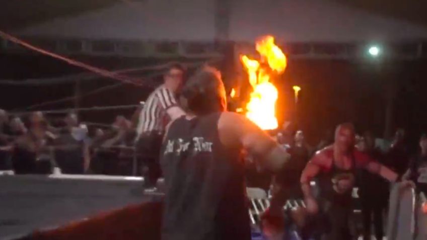(FUERTE VIDEO) No lo pensó bien: Luchador usa fuego para un espectáculo y termina con quemaduras