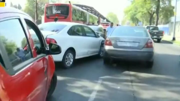 Múltiple choque en Coyoacán deja cinco vehículos destruidos y provoca caos en el Eje 3 Oriente
