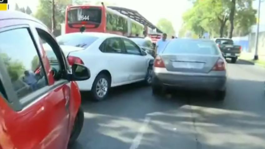 Múltiple choque en Coyoacán deja cinco vehículos destruidos y provoca caos en el Eje 3 Oriente