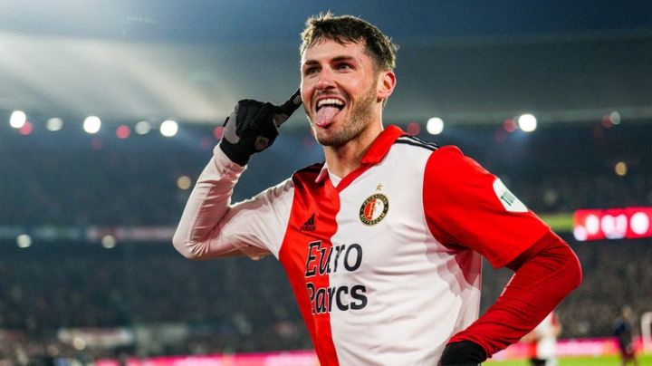 Gol de Santiago Giménez no evita eliminación del Feyenoord; un jugador fue agredido desde las gradas