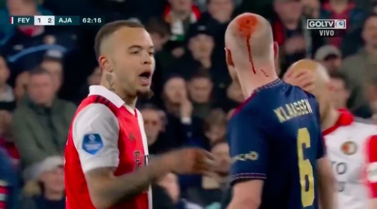 Gol de Santiago Giménez no evita eliminación del Feyenoord; un jugador fue agredido desde las gradas
