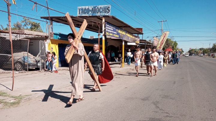 (FOTOS) Semana Santa: Viacrucis de la Iglesia Espíritu Santo sale a las calles de Ciudad Obregón