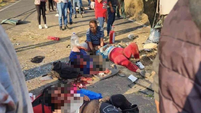 Tragedia en pleno Jueves Santo: Camión de pasajeros vuelca en la México- Toluca; deja 4 muertos