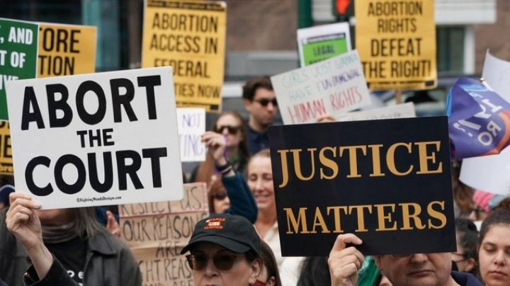 Juez con sede en Texas revoca uso de píldora abortiva en EU; NY asegura que se seguirá usando el fármaco