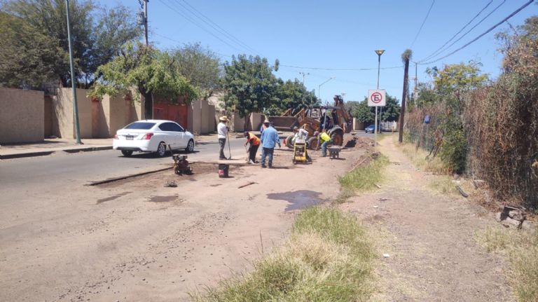 Trabajadores realizan reparaciones a la vía 