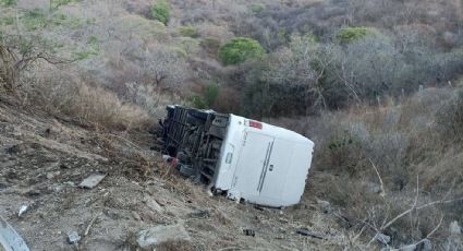 Trágico Día de las Madres: Autobús con niños y adultos sufre accidente en Jalisco; hay un muerto