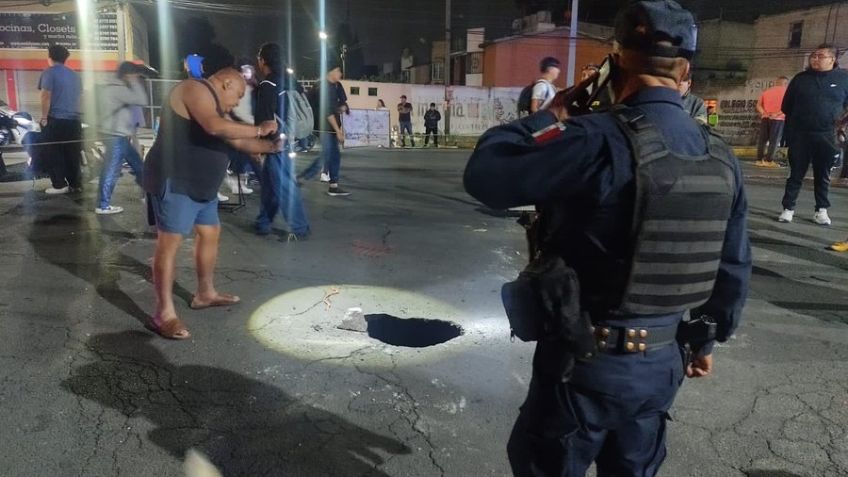 Reportan mega socavón de 12 metros de profundidad en fraccionamiento de Ecatepec, en Edomex