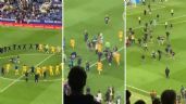 VIDEO: Ultras del Espanyol invaden el campo y obligan a huir al Barcelona que festejaba el título