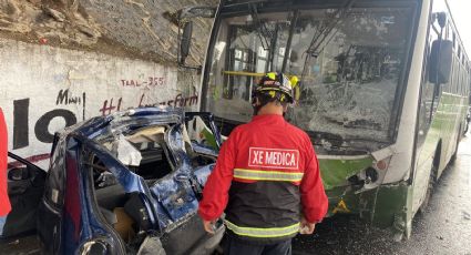 Imágenes fuertes: Víctima muere prensada tras fuerte accidente en la carretera México-Cuernavaca