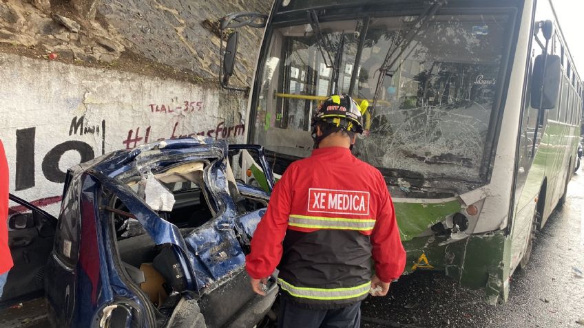Imágenes fuertes: Víctima muere prensada tras fuerte accidente en la carretera México-Cuernavaca