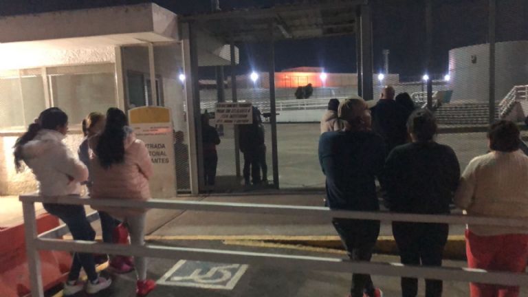 Familiares esperaban información sobre muertes en penal de Santa Martha. Foto: Twitter