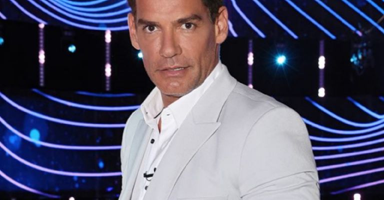 Cristian de la Fuente sufre desprecio de reportera por tocarla sin permiso