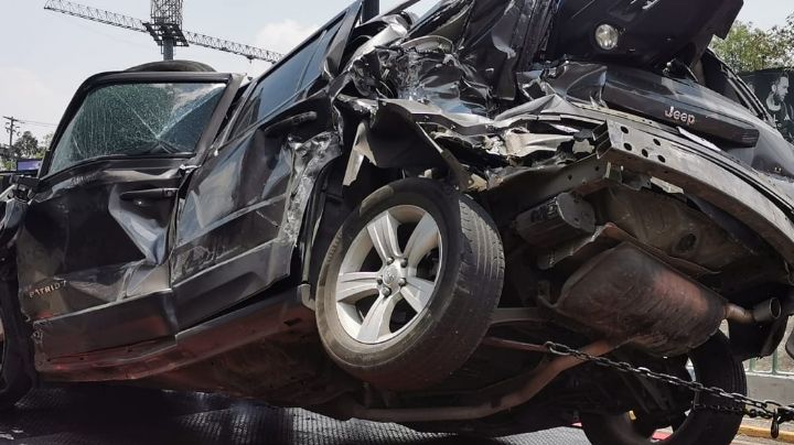 Joven de 18 años se impacta contra camión de carga en Puerta Santa Fe; quedó prensado en su auto