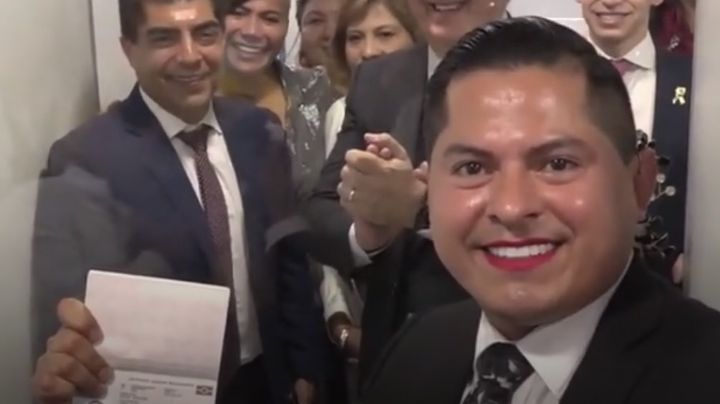 Día histórico: El canciller Marcelo Ebrard entrega el primer pasaporte no binario en México