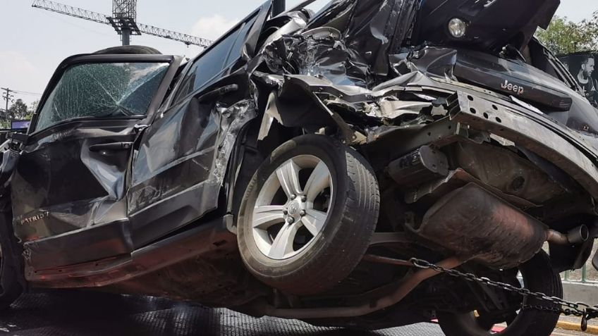 Joven de 18 años se impacta contra camión de carga en Puerta Santa Fe; quedó prensado en su auto
