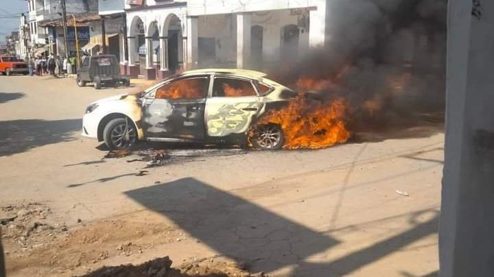 Jueves violento: Reportan balaceras y vehículos quemados en Coatepec Harinas, Estado de México