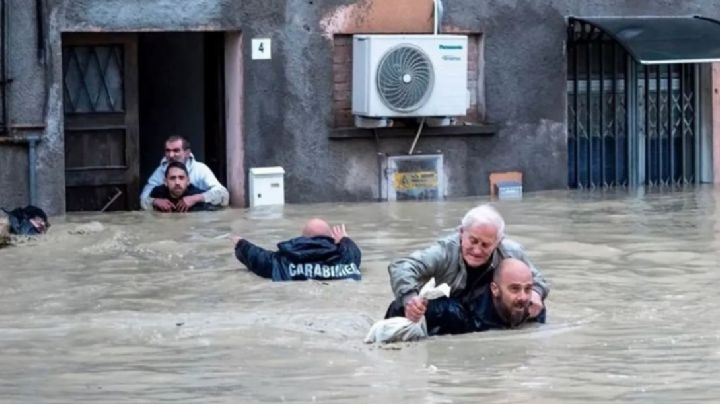 Graves inundaciones dejan un saldo de 15 personas muertas; 36 mil más viven un éxodo en Italia