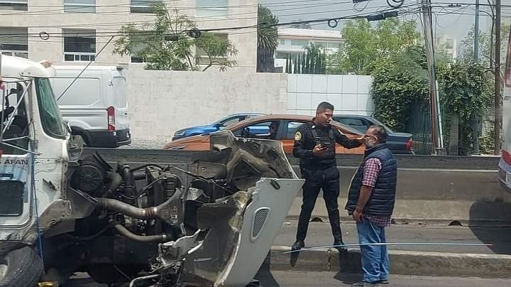 Trailer se queda sin frenos y choca contra un Tesla; Genera caos y 5 lesionados en la México-Toluca