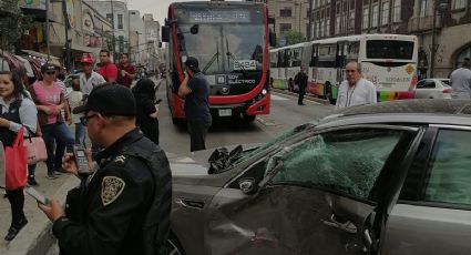 Fuerte choque del Metrobús en avenida  Balderas deja a dos personas lesionadas; una abuelita herida