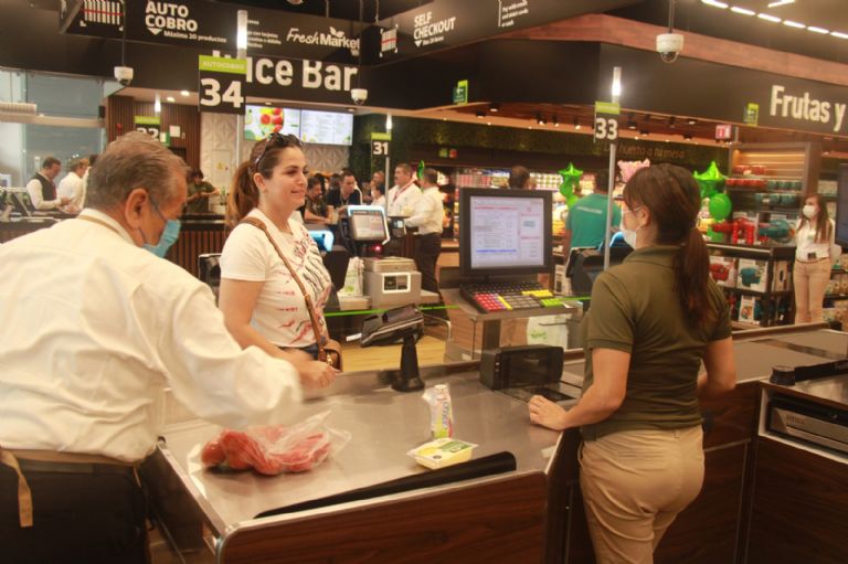 Los primeros compradores tras la apertura de la tienda