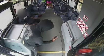 (VIDEO) De no creer: Pasajero y chofer de un autobús protagonizan balacera en plena jornada