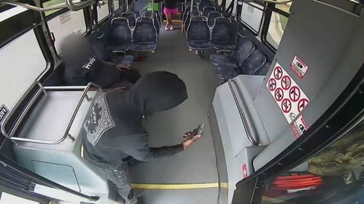 (VIDEO) De no creer: Pasajero y chofer de un autobús protagonizan balacera en plena jornada