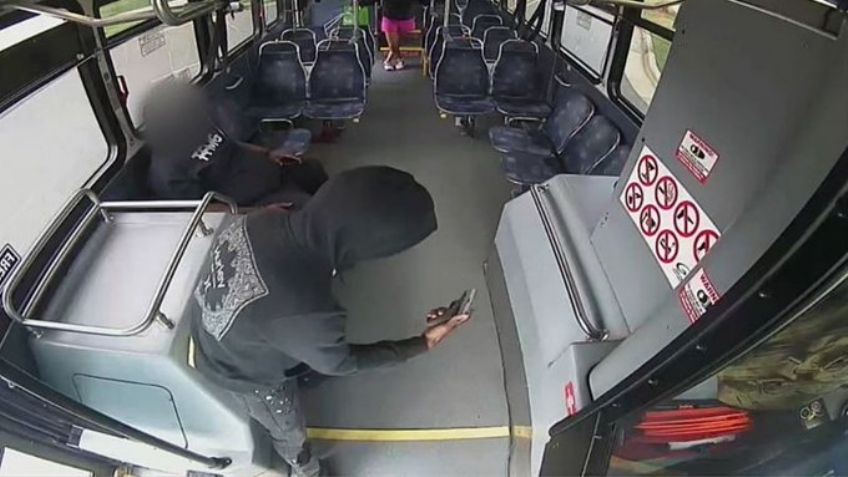 (VIDEO) De no creer: Pasajero y chofer de un autobús protagonizan balacera en plena jornada