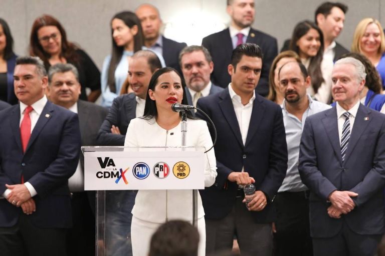 Sandra Cuevas arremete contra AMLO