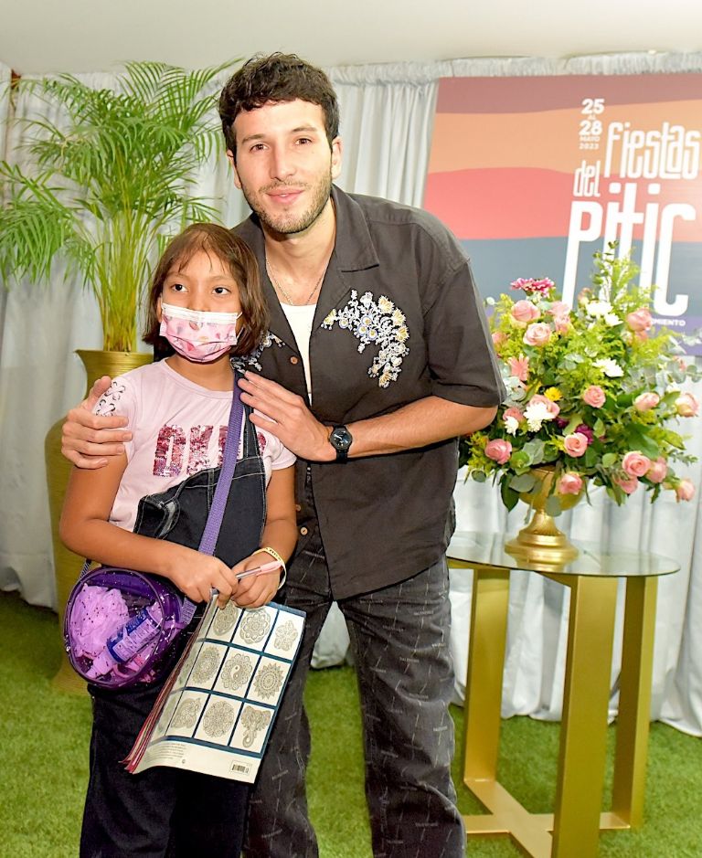 Sebastián Yatra se encuentra con jóvenes en Sonora. Foto: Twitter