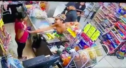 VIDEO: Tras robar una tienda de conveniencia, hampones 'soban' el vientre de cajera embarazada