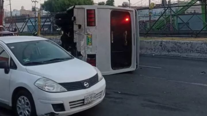 Fuerte accidente en Iztapalapa deja un auto destrozado; un microbús se volcó en Constitución de 1917