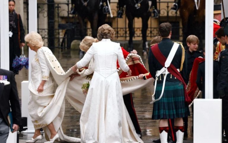 Vestido de la Reina Camila recuerda a Lady Di. Foto: Twitter