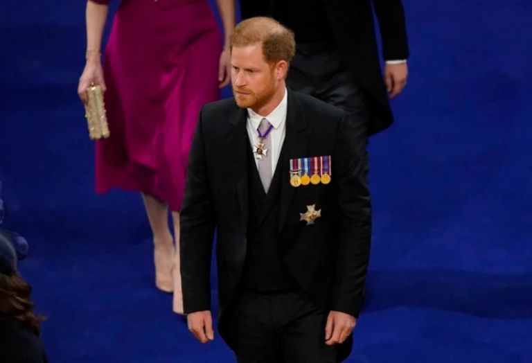 Príncipe Harry llega solo a la ceremonia de coronación. Foto: Internet