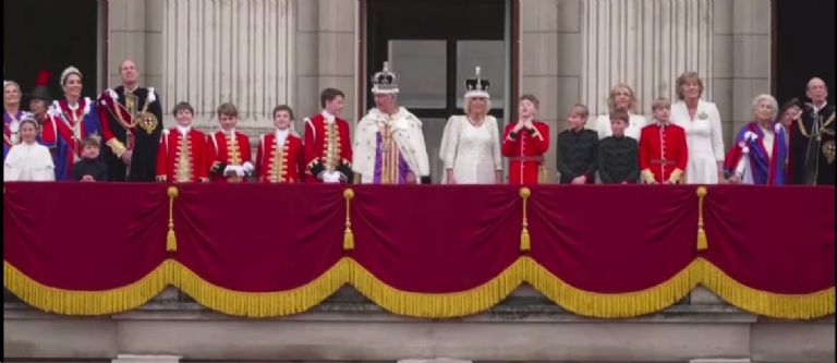 Familia Real saluda al pueblo del Reino Unido. Foto: Twitter