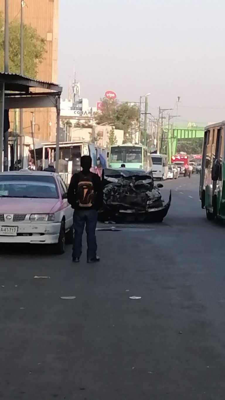 Auto destrozado en Iztapalapa