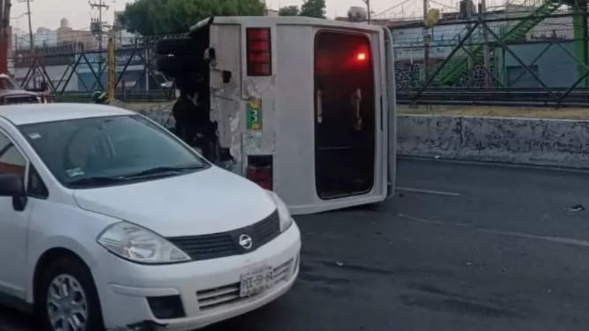 Fuerte accidente en Iztapalapa deja un auto destrozado; un microbús se volcó en Constitución de 1917
