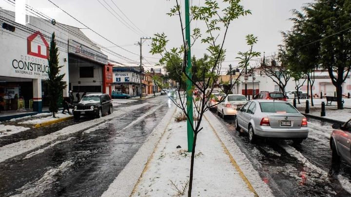 Fuerte granizada pinta de blanco las calles de Toluca y provoca inundaciones en distintas zonas