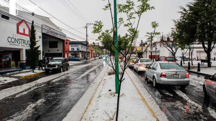 Fuerte granizada pinta de blanco las calles de Toluca y provoca inundaciones en distintas zonas