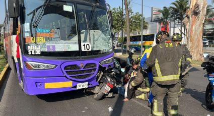 Fuerte accidente: Motociclista se impacta contra camión y queda prensado debajo de la unidad en CDMX